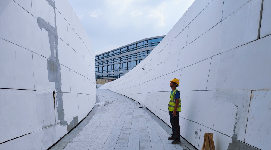 東莞大灣區大學GRC幕墻板火熱施工中 東莞大灣區大學GRC幕墻板火熱施工中