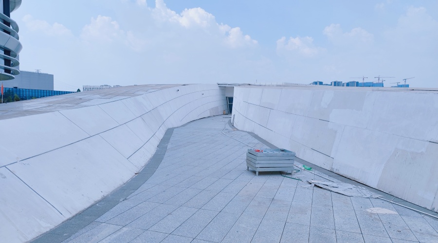 東莞大灣區大學GRC幕墻板火熱施工中 東莞大灣區大學GRC幕墻板火熱施工中